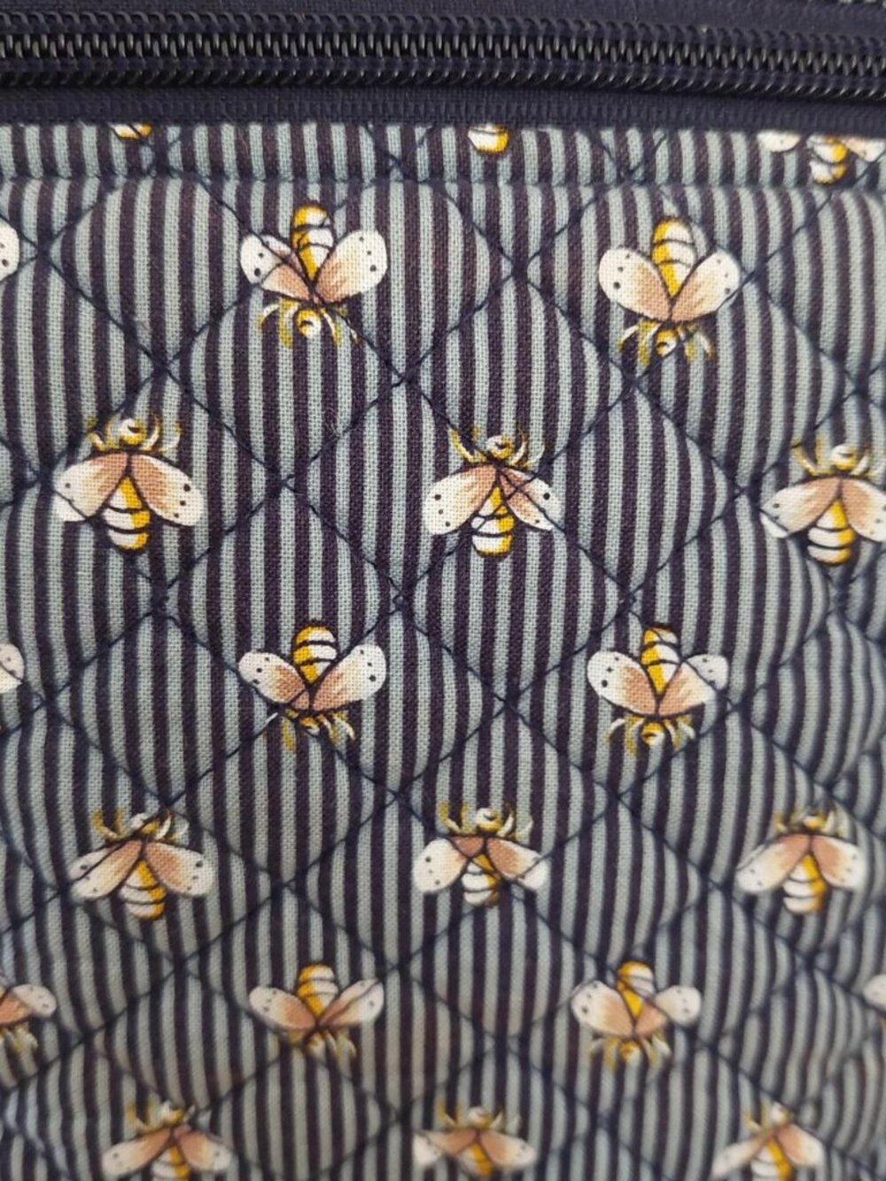 vera bradley all over bee bees Blue & white striped backpack with small beige fl - Picture 8 of 8